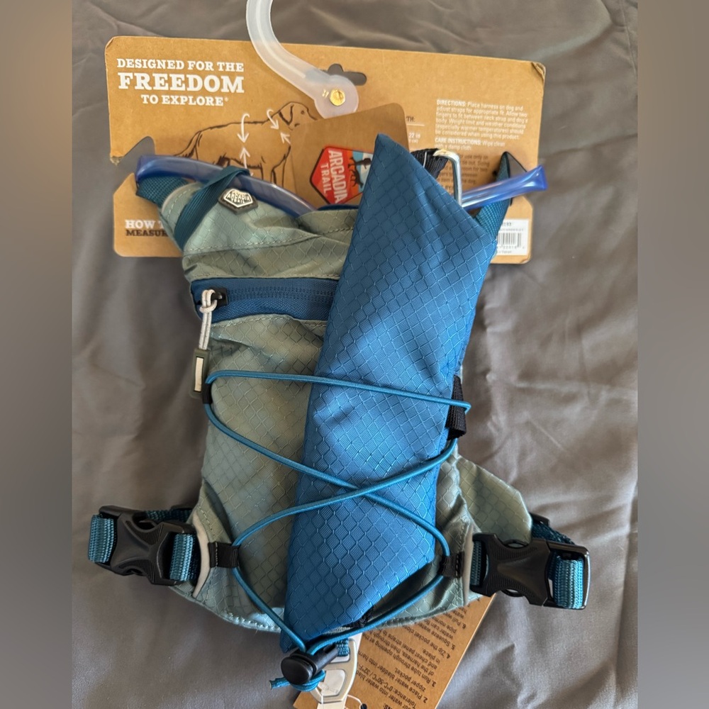 Arcadia Trail Water Bladder Harness Small NWT